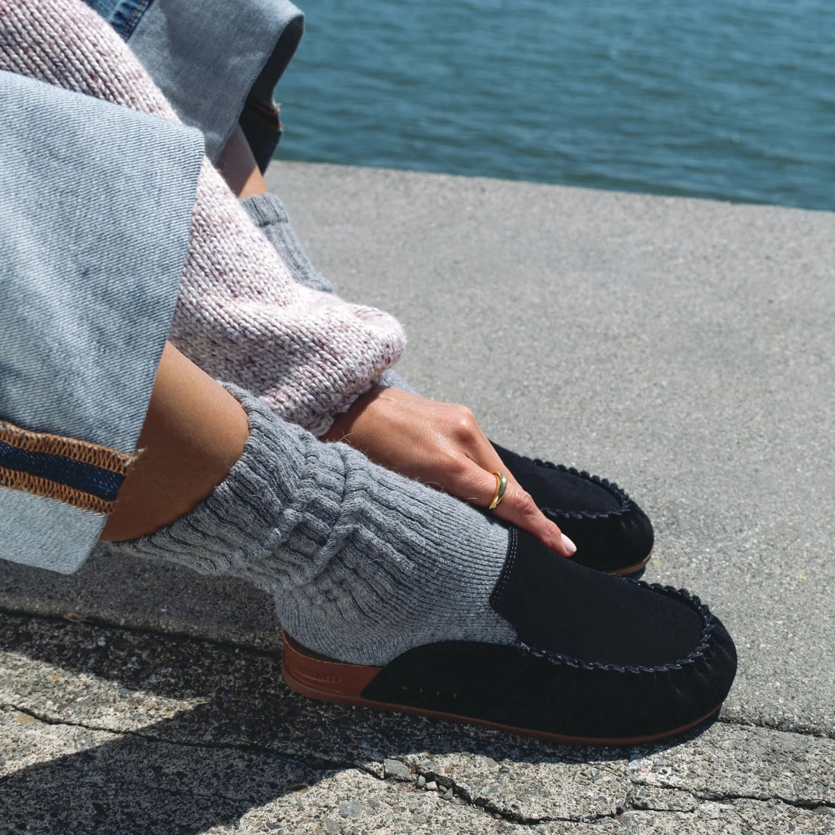 Vista Myra facing right, women's black leather clog with slip-on style, enhanced arch support, and soft cushioning for daily comfort.