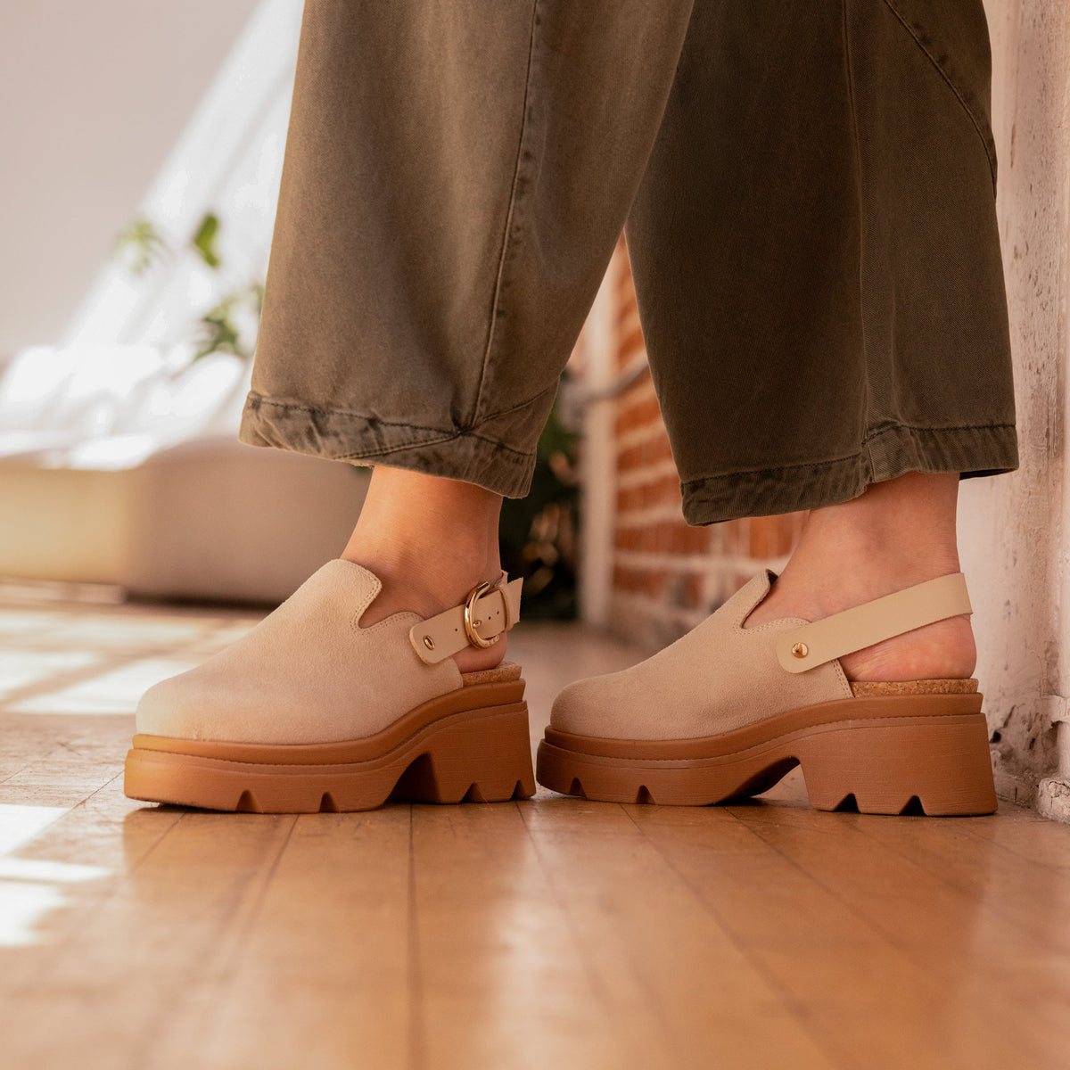 Side view of women's Vista Luxe Solene platform clogs in beige suede, featuring adjustable buckle straps and chunky soles.